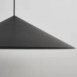 Lampadari Cucina-Selezionato da Mazzolaluce Lampadario per tavolo cucina cono nero led dimmerabile