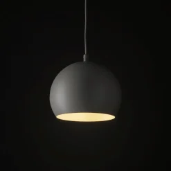 Lampadari Cucina-Selezionato da Mazzolaluce Lampadario per tavolo da cucina beige a cupola