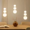 Lampadari Moderni-Selezionato da Mazzolaluce Lampadario per tavolo da pranzo vetro bianco opaco e oro
