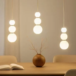 Lampadari Moderni-Selezionato da Mazzolaluce Lampadario per tavolo da pranzo vetro bianco opaco e oro