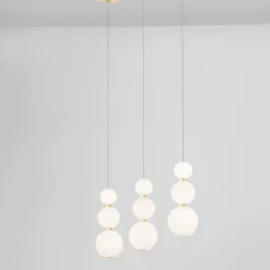 Lampadari Moderni-Selezionato da Mazzolaluce Lampadario per tavolo da pranzo vetro bianco opaco e oro
