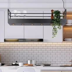 Lampadari Cucina-Selezionato da Mazzolaluce Lampadario porta oggetti a sospensione per isola cucina nero
