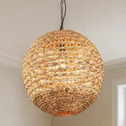 Lampadari Moderni-Selezionato da Mazzolaluce Lampadario sfera in rattan e giacinto essiccato per soggiorno
