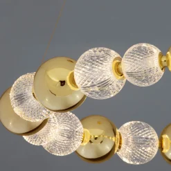 Lampadari Moderni-Selezionato da Mazzolaluce Lampadario sfere oro trasparenti per soggiorno moderno