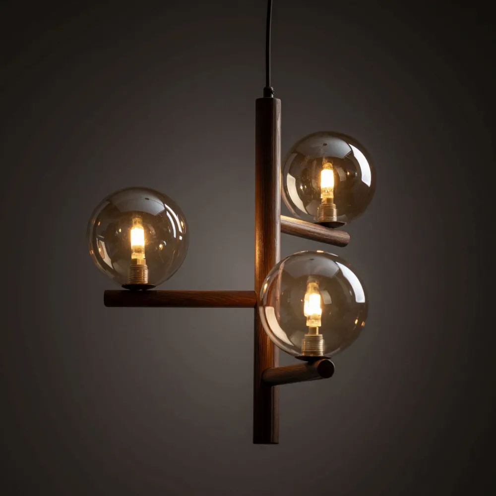 Lampadari Cucina-Selezionato da Mazzolaluce Lampadario stile nordico per cucina in legno noce sfere di vetro ambra