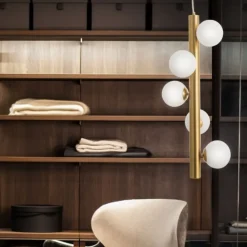Lampadari Moderni-Selezionato da Mazzolaluce Lampadario verticale design oro sfere vetro bianco