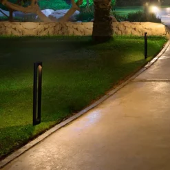 Lampioni Da Giardino-Selezionato da Mazzolaluce Lampioncino da giardino design moderno led 6w 3000k antracite