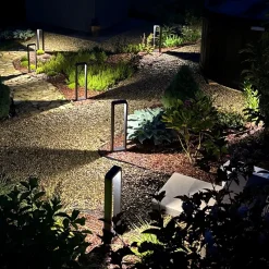 Lampioni Da Giardino-Selezionato da Mazzolaluce Lampioncino nero design moderno led 10w 3000k per esterno giardino ip54