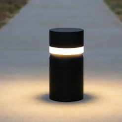 Lampioni Da Giardino-Selezionato da Mazzolaluce Lampioncino tubolare nero led 8w 3000k per giardini moderni