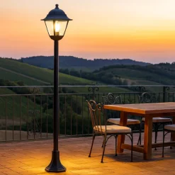 Lampioni Da Giardino-Selezionato da Mazzolaluce Lampione alto nero da giardino per esterno classico