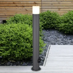 Lampioni Da Giardino-Selezionato da Mazzolaluce Lampione da giardino antracite con 2 prese elettriche schuko