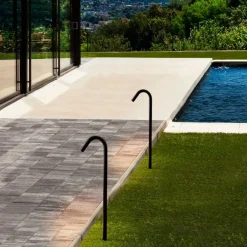 Lampioni Da Giardino-Selezionato da Mazzolaluce Lampione da giardino design curvo nero 60cm anti corrosione