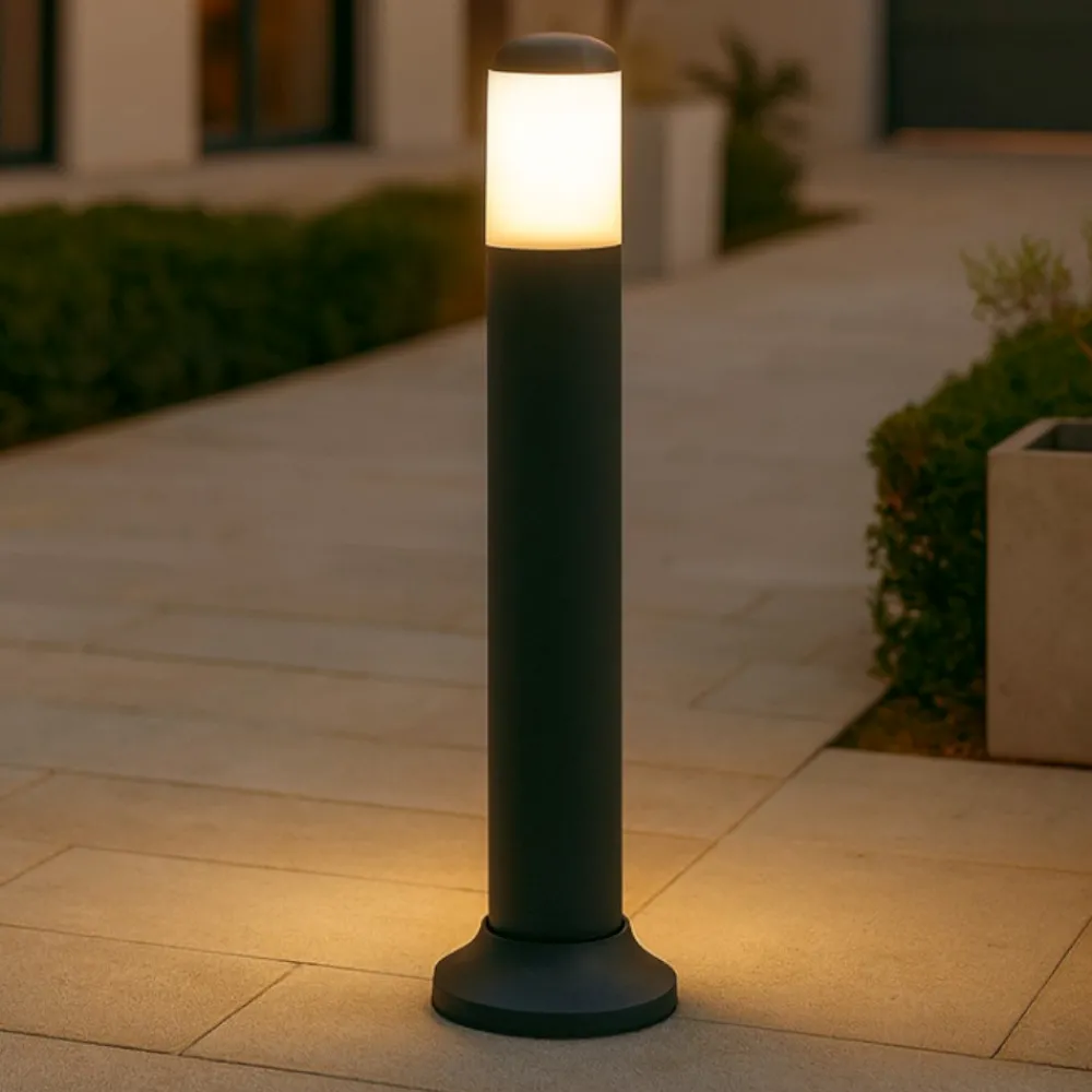 Lampioni Da Giardino-Selezionato da Mazzolaluce Lampione da giardino nero design moderno 60cm ip54