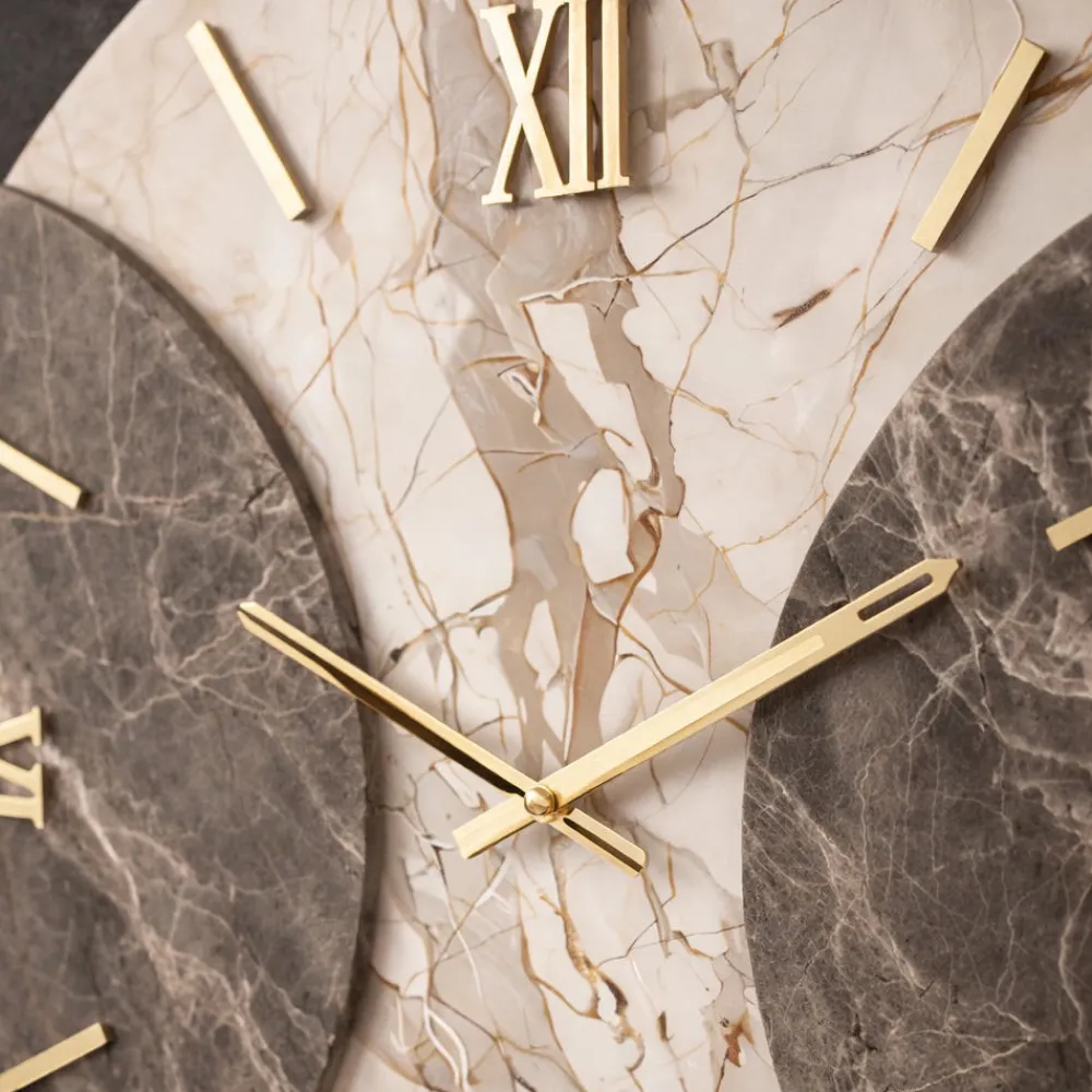 Orologi Da Parete Moderni-Selezionato da Mazzolaluce Orologio a parete moderno effetto marmo design numeri romani oro 60cm