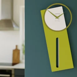 Orologi Da Parete Moderni-Selezionato da Mazzolaluce Orologio a pendolo moderno da parete legno colore verde cedro