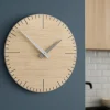 Orologi Da Parete Moderni-Selezionato da Mazzolaluce Orologio da muro moderno rovere bianco grigio rotondo in legno