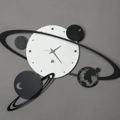 Orologi Da Parete Moderni-Selezionato da Mazzolaluce Orologio da muro moderno sistema solare bianco nero