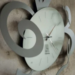 Orologi Da Parete Moderni-Selezionato da Mazzolaluce Orologio da parete alluminio moderno ovale