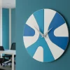Orologi Da Parete Moderni-Selezionato da Mazzolaluce Orologio da parete azzurro in legno rotondo moderno