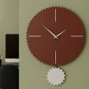 Orologi Da Parete Moderni-Selezionato da Mazzolaluce Orologio da parete con pendolo moderno in legno rosso e sabbia
