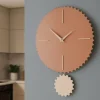 Orologi Da Parete Moderni-Selezionato da Mazzolaluce Orologio da parete con pendolo rotondo legno color terracotta