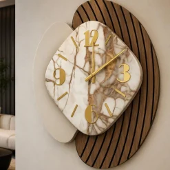 Orologi Da Parete Moderni-Selezionato da Mazzolaluce Orologio da parete design particolare effetto marmorizzato beige dettagli foglia oro