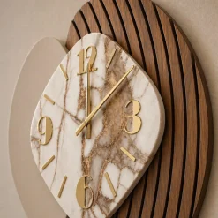 Orologi Da Parete Moderni-Selezionato da Mazzolaluce Orologio da parete design particolare effetto marmorizzato beige dettagli foglia oro
