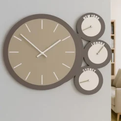 Orologi Da Parete Moderni-Selezionato da Mazzolaluce Orologio da parete fusi orari london legno colore caffelatte