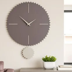 Orologi Da Parete Moderni-Selezionato da Mazzolaluce Orologio da parete in legno cioccolato e sabbia con pendolo