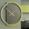 Orologi Da Parete Moderni-Selezionato da Mazzolaluce Orologio da parete legno rotondo moderno verde e alluminio