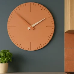 Orologi Da Parete Moderni-Selezionato da Mazzolaluce Orologio da parete moderno arancione legno taglio laser