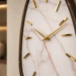 Orologi Da Parete Moderni-Selezionato da Mazzolaluce Orologio da parete moderno effetto marmo chiaro e foglia oro