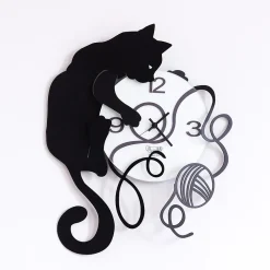 Orologi Da Parete Moderni-Selezionato da Mazzolaluce Orologio da parete moderno gatto gomitolo nero bianco