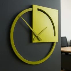 Orologi Da Parete Moderni-Selezionato da Mazzolaluce Orologio da parete moderno legno colore verde cedro