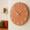 Orologi Da Parete Moderni-Selezionato da Mazzolaluce Orologio da parete moderno legno colore terracotta