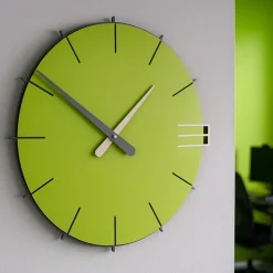 Orologi Da Parete Moderni-Selezionato da Mazzolaluce Orologio da parete moderno legno colore verde mela