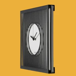 Orologi Da Parete Moderni-Selezionato da Mazzolaluce Orologio da parete moderno quadrato nero e avorio 35x35