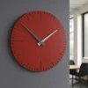 Orologi Da Parete Moderni-Selezionato da Mazzolaluce Orologio da parete moderno rubino e grigio in legno taglio laser