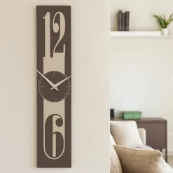 Orologi Da Parete Moderni-Selezionato da Mazzolaluce Orologio da parete moderno sabbia e marrone in legno