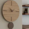 Orologi Da Parete Moderni-Selezionato da Mazzolaluce Orologio in legno da parete con pendolo moderno noce e cioccolato