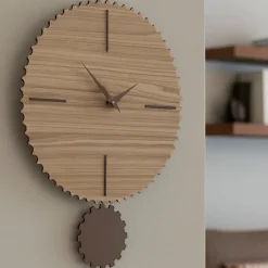 Orologi Da Parete Moderni-Selezionato da Mazzolaluce Orologio in legno da parete con pendolo moderno noce e cioccolato