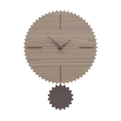 Orologi Da Parete Moderni-Selezionato da Mazzolaluce Orologio in legno da parete con pendolo moderno noce e cioccolato