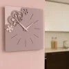 Orologi Da Parete Moderni-Selezionato da Mazzolaluce Orologio merletto moderno da parete quadrato colore prugna