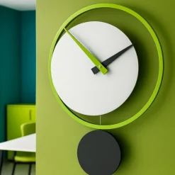 Orologi Da Parete Moderni-Selezionato da Mazzolaluce Orologio moderno a pendolo verde mela bianco grigio a parete