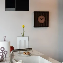 Orologi Da Parete Moderni-Selezionato da Mazzolaluce Orologio moderno da cucina design quadrato nero e mousse