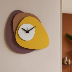 Orologi Da Parete Moderni-Selezionato da Mazzolaluce Orologio moderno da parete design ondulato viola mousse e ocra