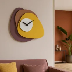 Orologi Da Parete Moderni-Selezionato da Mazzolaluce Orologio moderno da parete design ondulato viola mousse e ocra