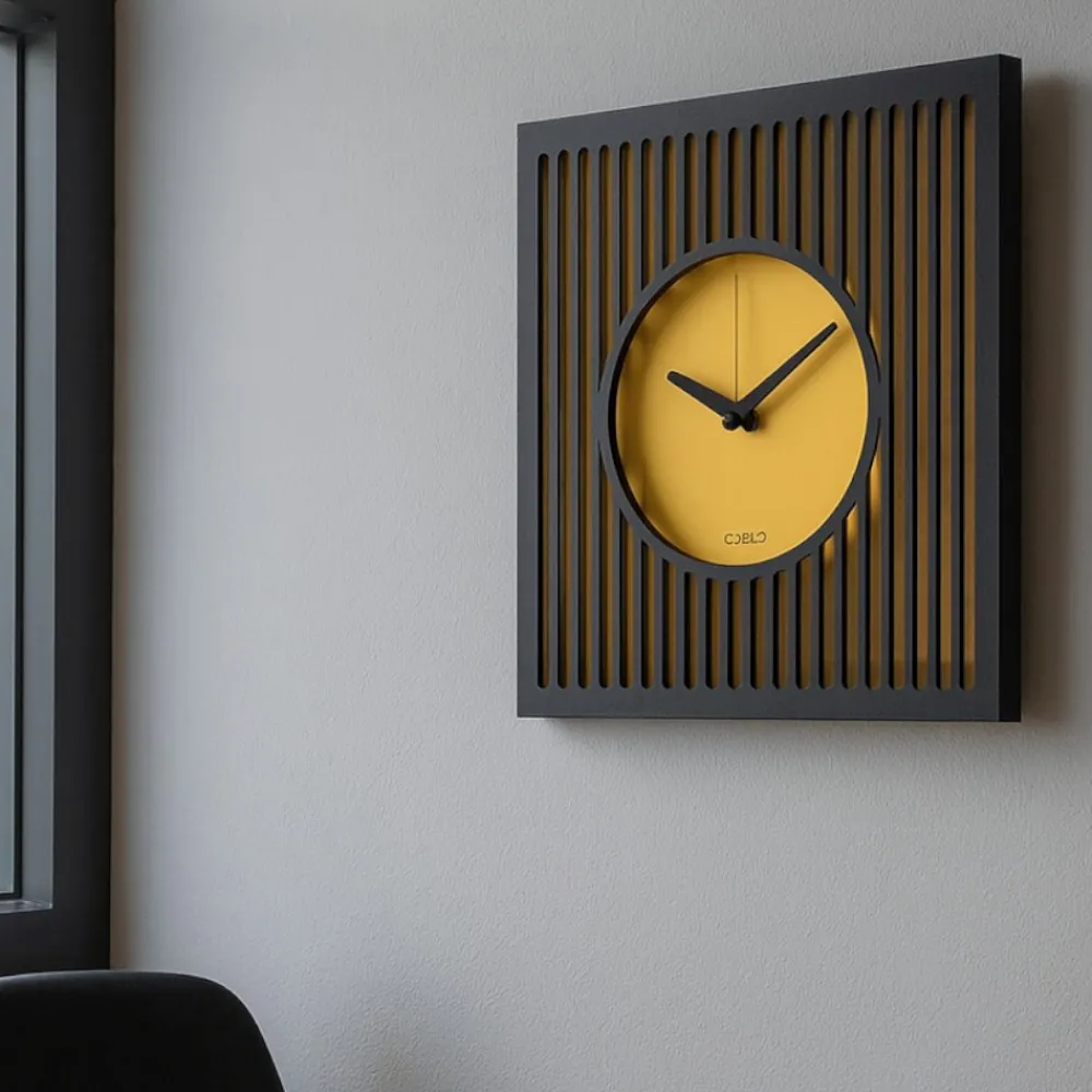 Orologi Da Parete Moderni-Selezionato da Mazzolaluce Orologio moderno da parete nero e giallo design quadrato
