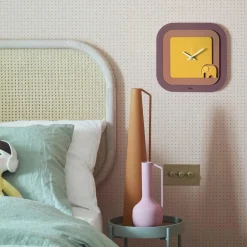 Orologi Da Parete Moderni-Selezionato da Mazzolaluce Orologio moderno da parete quadrato color viola mousse e ocra con elefantino