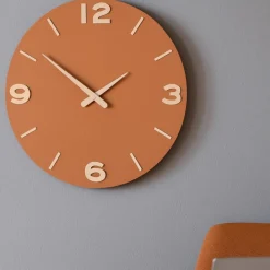 Orologi Da Parete Moderni-Selezionato da Mazzolaluce Orologio moderno da parete smarty legno colore terracotta